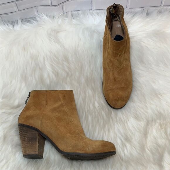 Vince Camuto Back Zip Tan Suede Bootie Sz 7.5 - Picture 1 of 8
